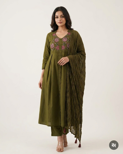 Embroidered Gathered Kurta Set with Crinkled Dupatta